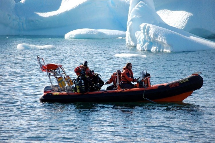 Barrus - Erebus with dive team