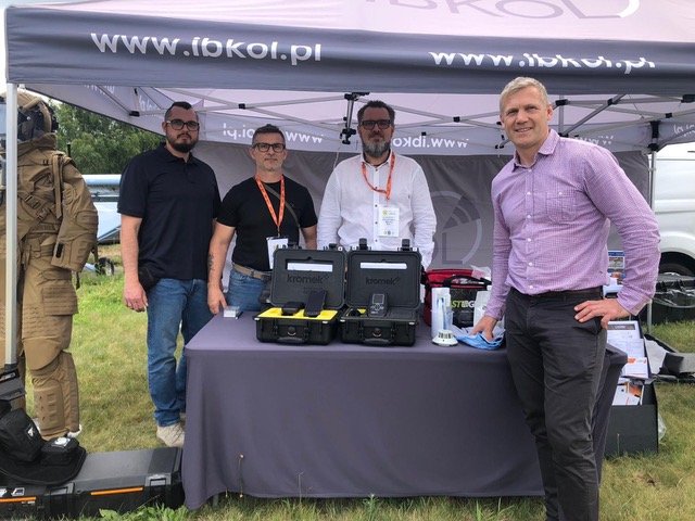 Michael Stephenson (R) with the IBKOL team, demonstrating the D5 RIID and the D3 detectors at the POLON CBRNE workshop
